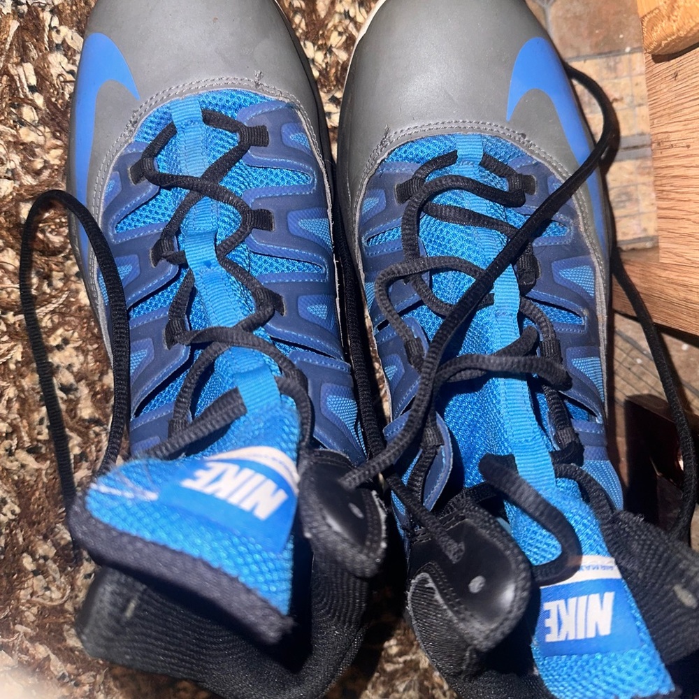 LIKE NEW CONDITION size 9 men’s Nikes!